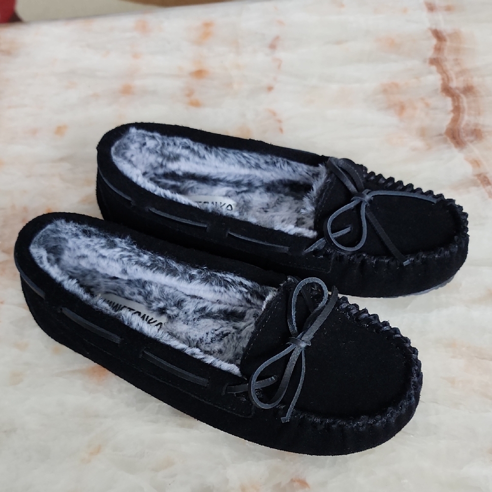 Minnetonka Leather Slippers with Faux Fur Lining